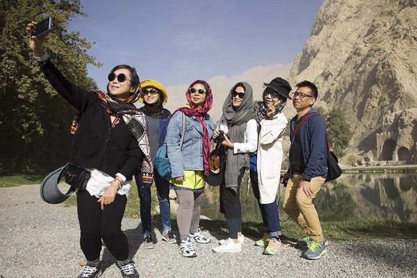 tourists in Iran wearing hijab