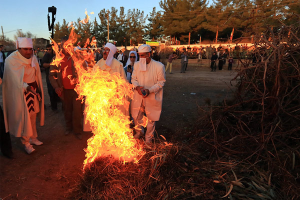Mubads around fire in Sadeh Festival